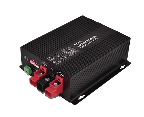 Comodo caricabatterie 12V DC con tensione di avvio della batteria e bassa corrente di autoconsumo
