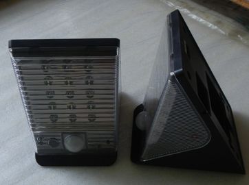 La videocamera di sicurezza Ourdoor di Wifi della batteria solare impermeabilizza il tipo della luce del IP del CCTV nascosto IP65